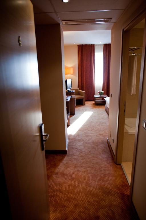 Top Rooms Aparthotel Bukarest Exterior foto