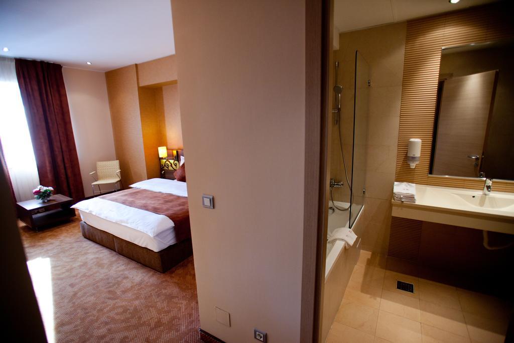 Top Rooms Aparthotel Bukarest Exterior foto